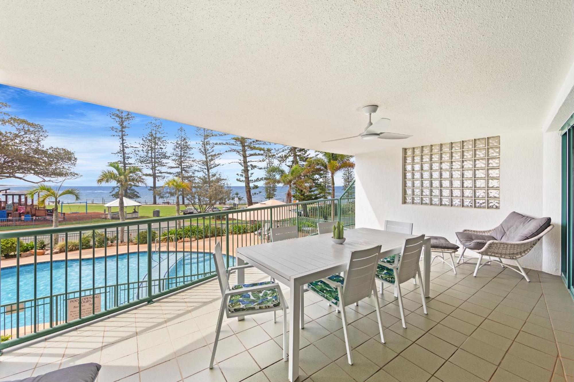 The Norfolks On Moffat Beach Caloundra Rum bild